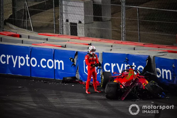 Charles Leclerc, Ferrari, choca en la FP2
