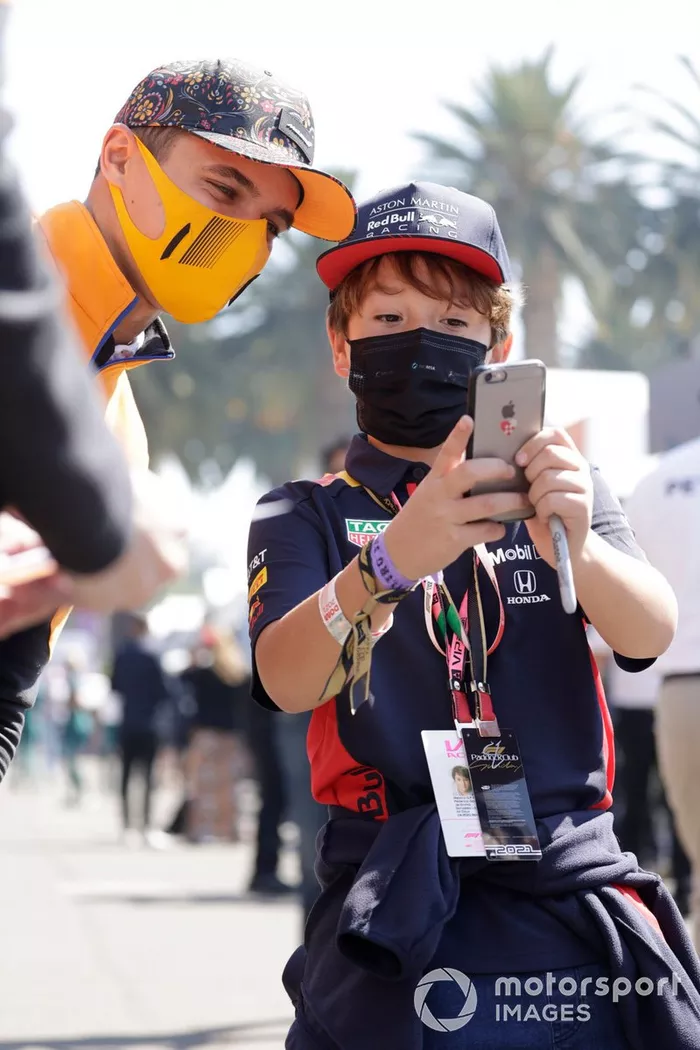 Un joven aficionado se hace una foto con Lando Norris, de McLaren