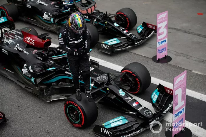 Lewis Hamilton, de Mercedes, celebra tras conseguir la pole para la carrera Sprint