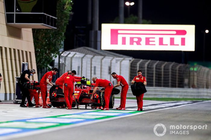 Mecánicos de Ferrari en los pits con Charles Leclerc, Ferrari SF1000