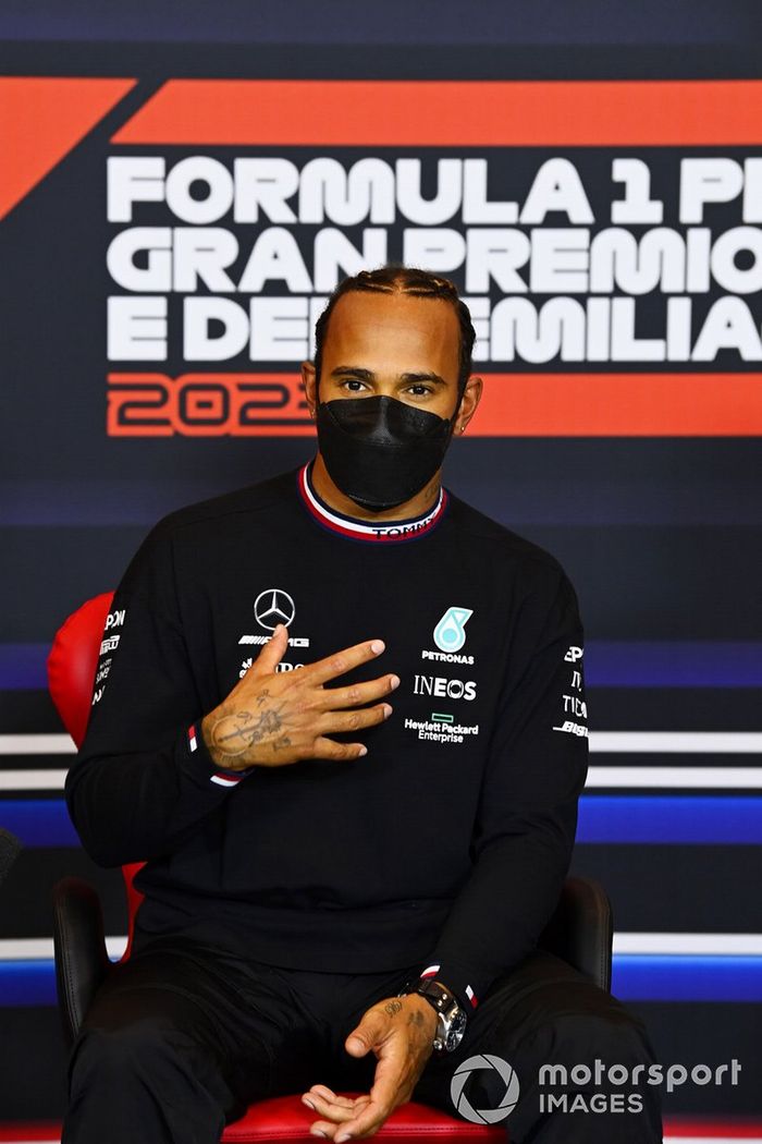 Ganador de la pole, Lewis Hamilton, de Mercedes, en la rueda de prensa