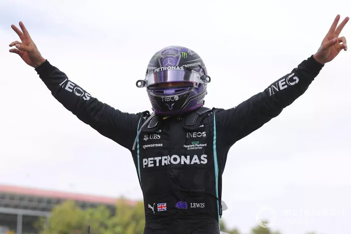 Ganador Lewis Hamilton, Mercedes, en Parc Ferme