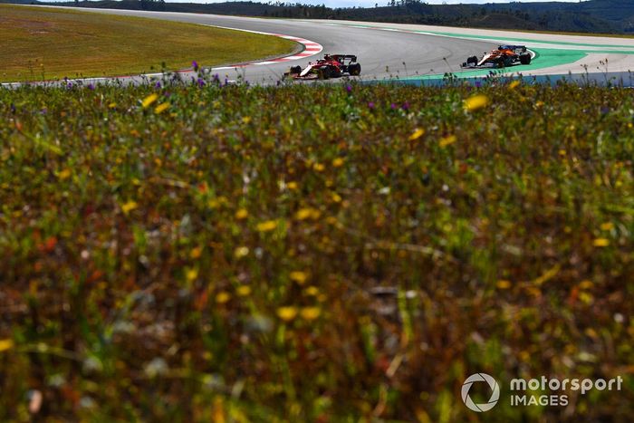 Charles Leclerc, Ferrari SF21, Daniel Ricciardo, McLaren MCL35M