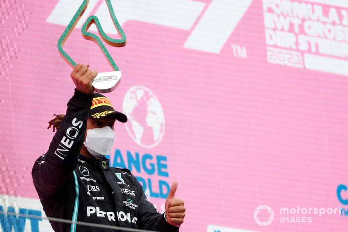 Podio: segundo lugar Lewis Hamilton, Mercedes