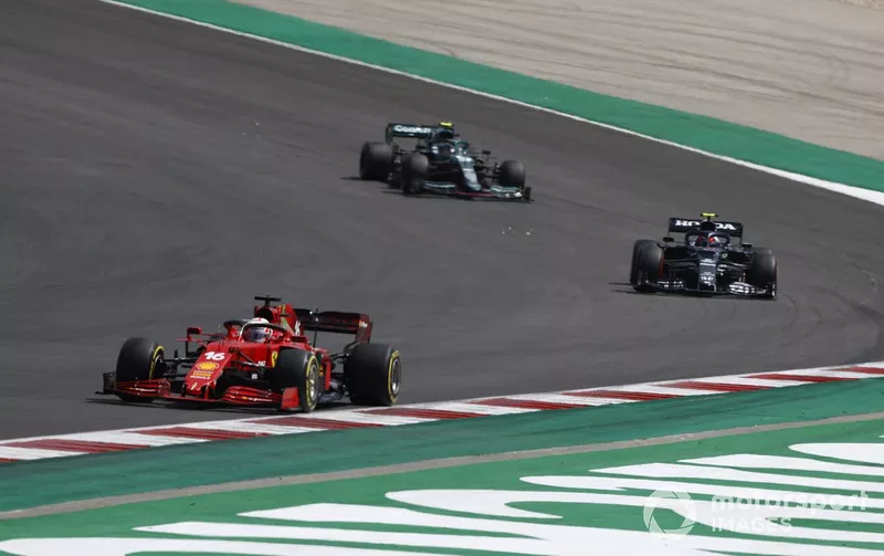 Charles Leclerc, Ferrari SF21, Pierre Gasly, AlphaTauri AT02, e Sebastian Vettel, Aston Martin AMR21