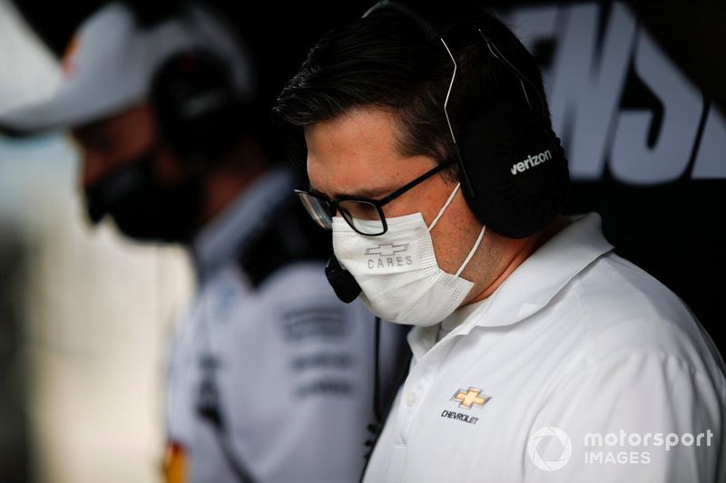  Josef Newgarden, Team Penske Chevrolet engineers