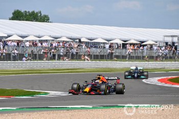 Verstappen grijpt pole voor Britse GP met zege in sprintrace