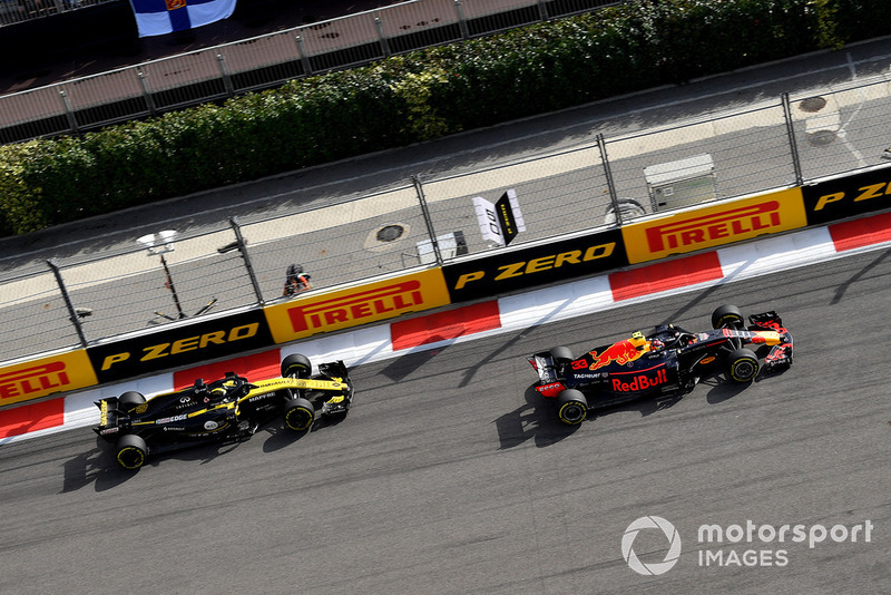 Max Verstappen, Red Bull Racing RB14 y Nico Hulkenberg, Renault Sport F1 Team R.S. 18