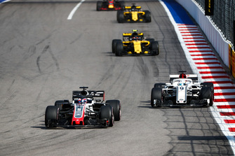 Romain Grosjean, Haas F1 Team VF-18 ve Marcus Ericsson, Sauber C37 ve Carlos Sainz Jr., Renault Sport F1 Team R.S. 18