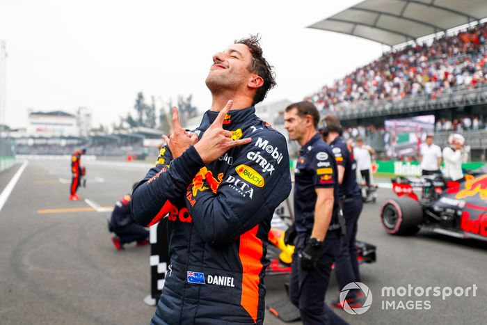 Ganador de la pole Daniel Ricciardo, Red Bull Racing, celebra