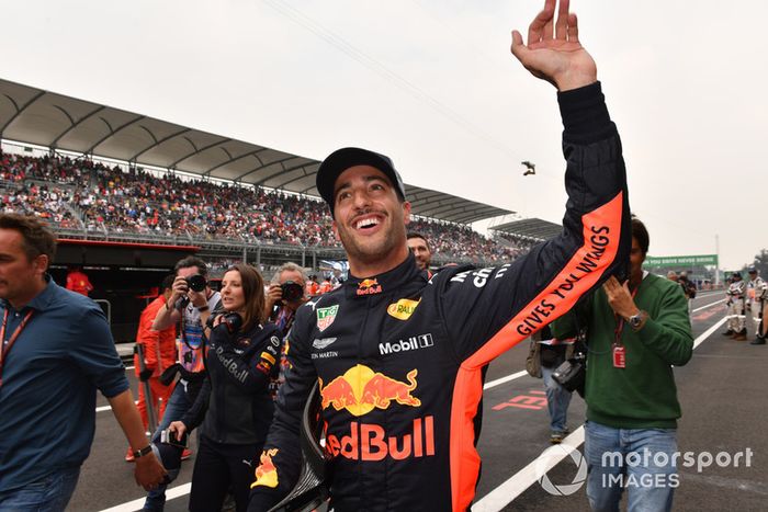 Pole sitter Daniel Ricciardo, Red Bull Racing celebra en Parc Ferme 