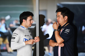 Sergio Perez, Racing Point Force India en Jun Matsuzaki, Force India F1 Team Senior Tyre Engineer