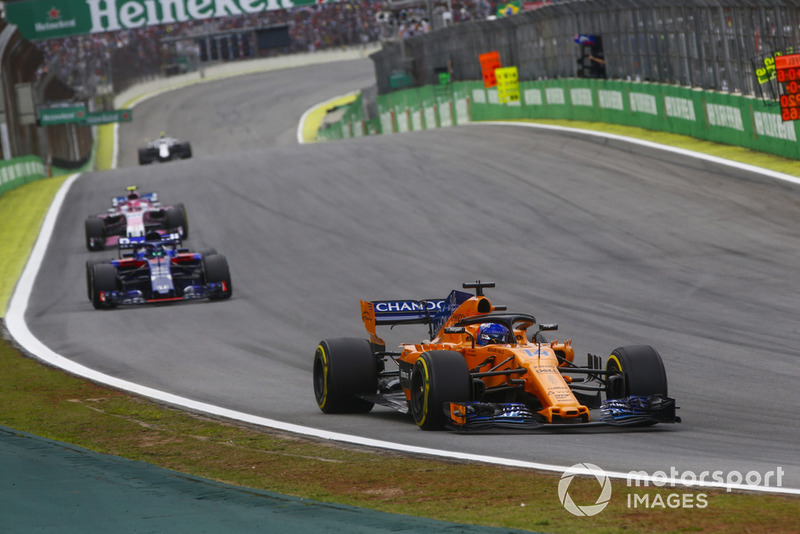 Fernando Alonso, McLaren MCL33, Brendon Hartley, Toro Rosso STR13, y Esteban Ocon, Racing Point Force India VJM11