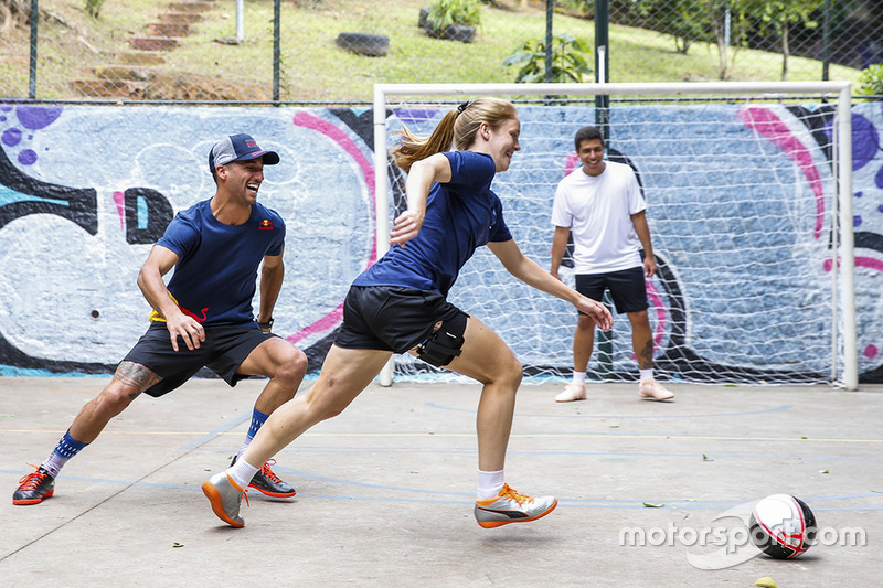 Max Verstappen y Daniel Ricciardo, Red Bull Racing juegan Futsal en Brasil