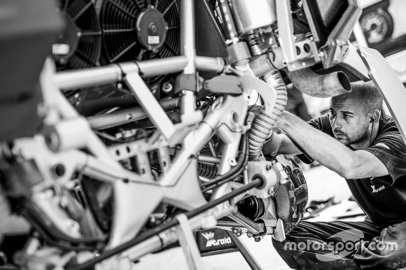X-Raid Mini JCW Team mechanic at work