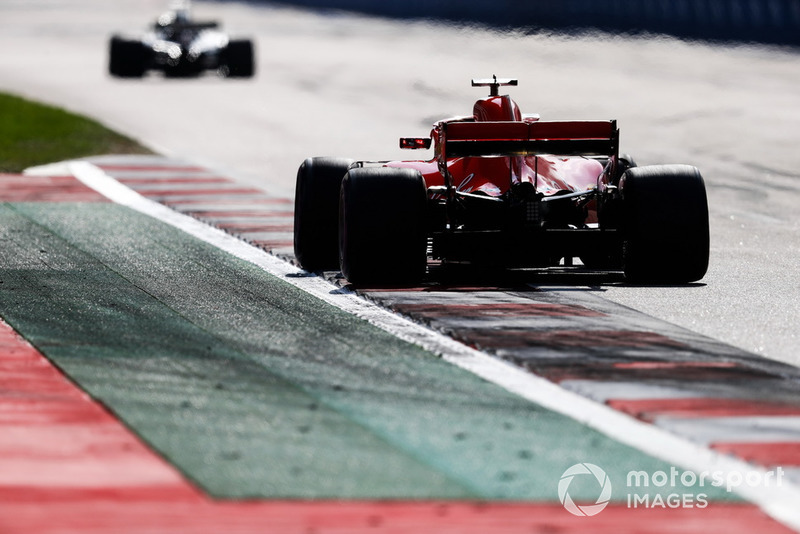 Vettel, Magnussen'in arkasında zaman kaybetmekten memnun değil