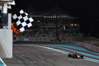 Daniel Ricciardo, Red Bull Racing RB14 passe sous le drapeau à damier