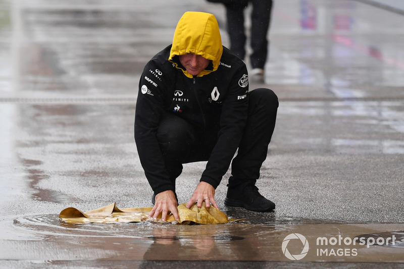 Механик Renault Sport F1 Team