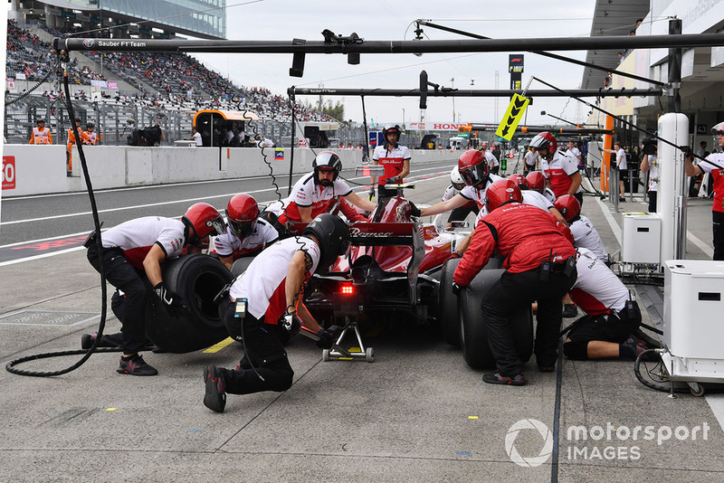 Charles Leclerc, Sauber C37, pit stop