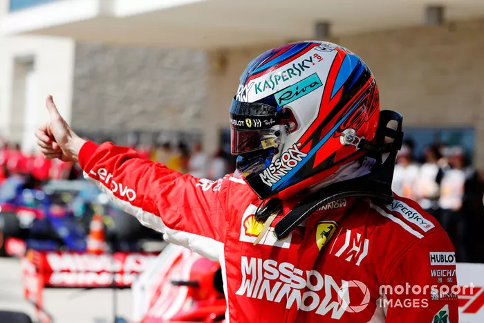 Kimi Raikkonen, Ferrari, da un pulgar hacia arriba mientras celebra después de ganar la carrera