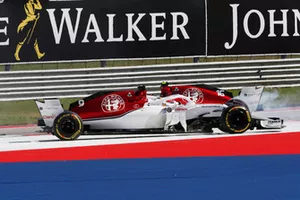 Marcus Ericsson, Sauber C37 et Charles Leclerc, Sauber C37 en tête-à-queue au Tour 1