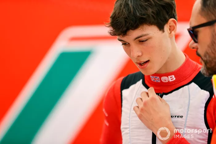 Oliver Bearman, Haas F1 Team, en el paddock