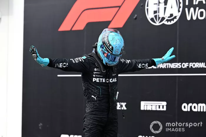 El hombre de la pole, George Russell, del equipo Mercedes-AMG F1, lo celebra en el Parc Ferme 