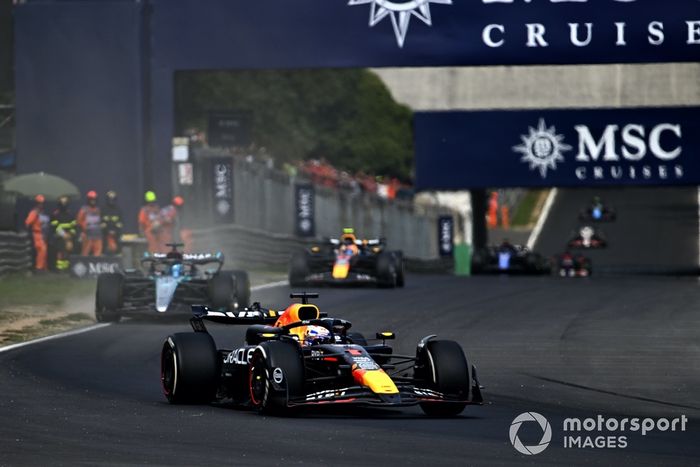 Max Verstappen, Red Bull Racing RB20, George Russell, Mercedes F1 W15, Sergio Pérez, Red Bull Racing RB20