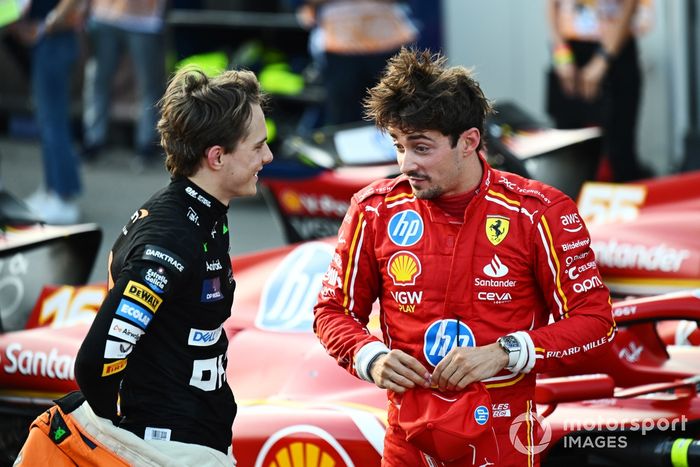 Oscar Piastri, McLaren F1 Team, rozmawia z Polakiem Charlesem Leclercem, Scuderia Ferrari
