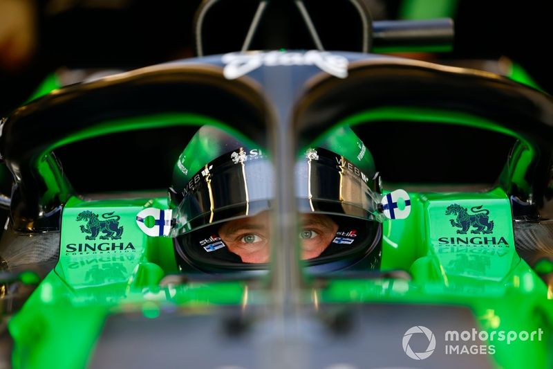 Valtteri Bottas, Stake F1 Team KICK Sauber, en el cockpit 