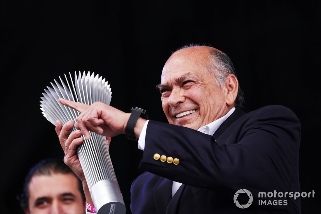 Antonio Pérez entrega un trofeo en el podio