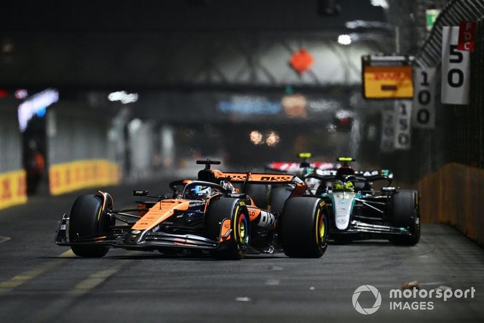 Oscar Piastri, McLaren MCL38, Lewis Hamilton, Mercedes F1 W15