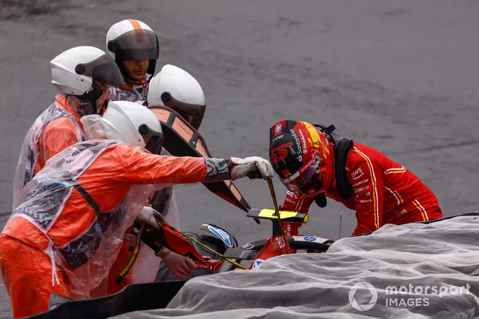 Carlos Sainz, Ferrari SF-24, se baja del coche