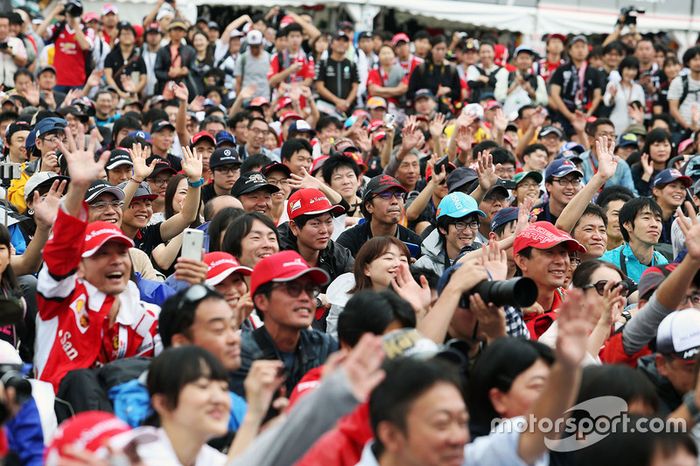 Crows at the fans stage