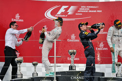The podium (L to R): Andrew Shovlin, Mercedes AMG F1 Подіум: Макс Ферстаппен, Red Bull Racing, Ніко