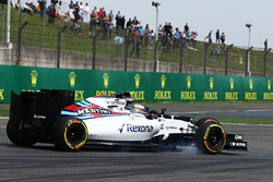 Jenson Button, McLaren MP4-31 y Felipe Massa, Williams FW38 pelean por la posición