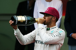 Переможець Льюїс Хемілтон, Mercedes AMG F1 святкує на подіумі