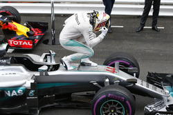 Победитель гонки - Льюис Хэмилтон, Mercedes AMG F1 празднует в закрытом парке