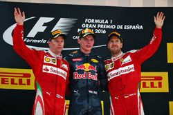 Podio: Kimi Raikkonen Ferrari, segundo lugar; Max Verstappen, Red Bull Racing, ganador de la carrera