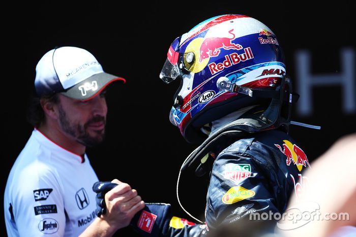 Ganador de la carrera Max Verstappen, Red Bull Racing celebra en el parc ferme con Fernando Alonso, 