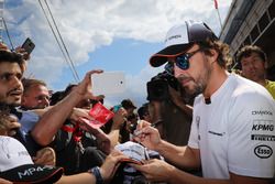 Fernando Alonso, McLaren firma de autógrafos para los fans