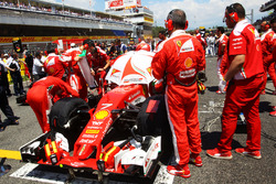Kimi Raikkonen, Ferrari SF16-H on the grid