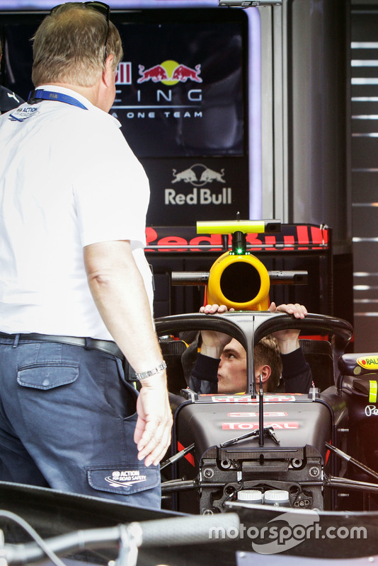 Max Verstappen, Red Bull Racing RB12, con il dispositivo Halo