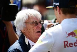 Bernie Ecclestone, con Max Verstappen, Red Bull Racing en la parrilla