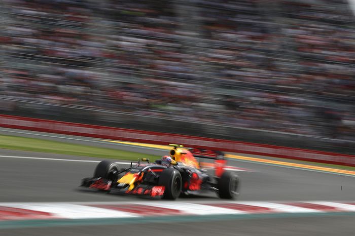 El holandés se pasó de frenada en la primera curva y recortó la chicane de las curvas 2 y 3, conservando su posición