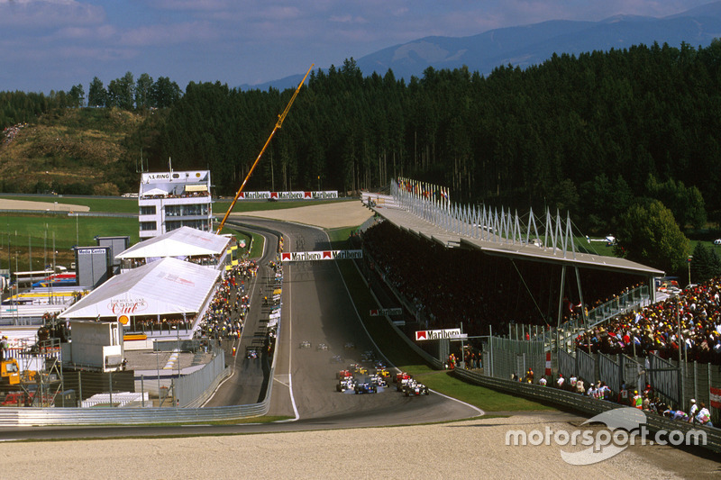 Start zum GP Österreich 1997 in Spielberg: Mika Häkkinen, McLaren MP4/12, führt