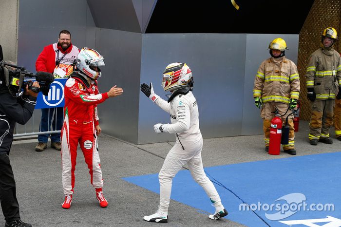 Lewis Hamilton saluda a Sebastian Vettel en Canadá