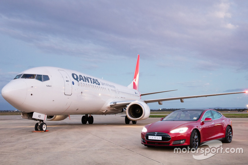 Tesla Model S проти Boeing 737