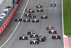 Льюис Хэмилтон, Mercedes AMG F1 W07 Hybrid лидирует на nfchnt гонки