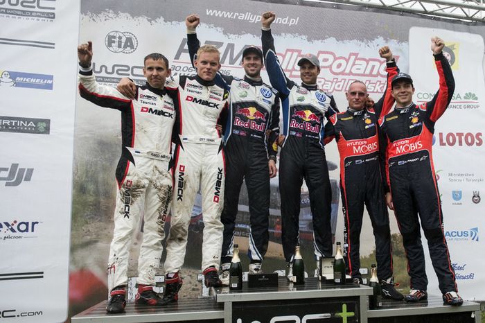 Podio: Ganadores Andreas Mikkelsen, Anders Jäger, Volkswagen Polo WRC, Volkswagen Motorsport; segundo lugar Ott Tanak, Raigo Molder, DMACK World Rally Team; terce lugar Hayden Paddon, John Kennard, Hyundai i20 WRC, Hyundai Motorsport
